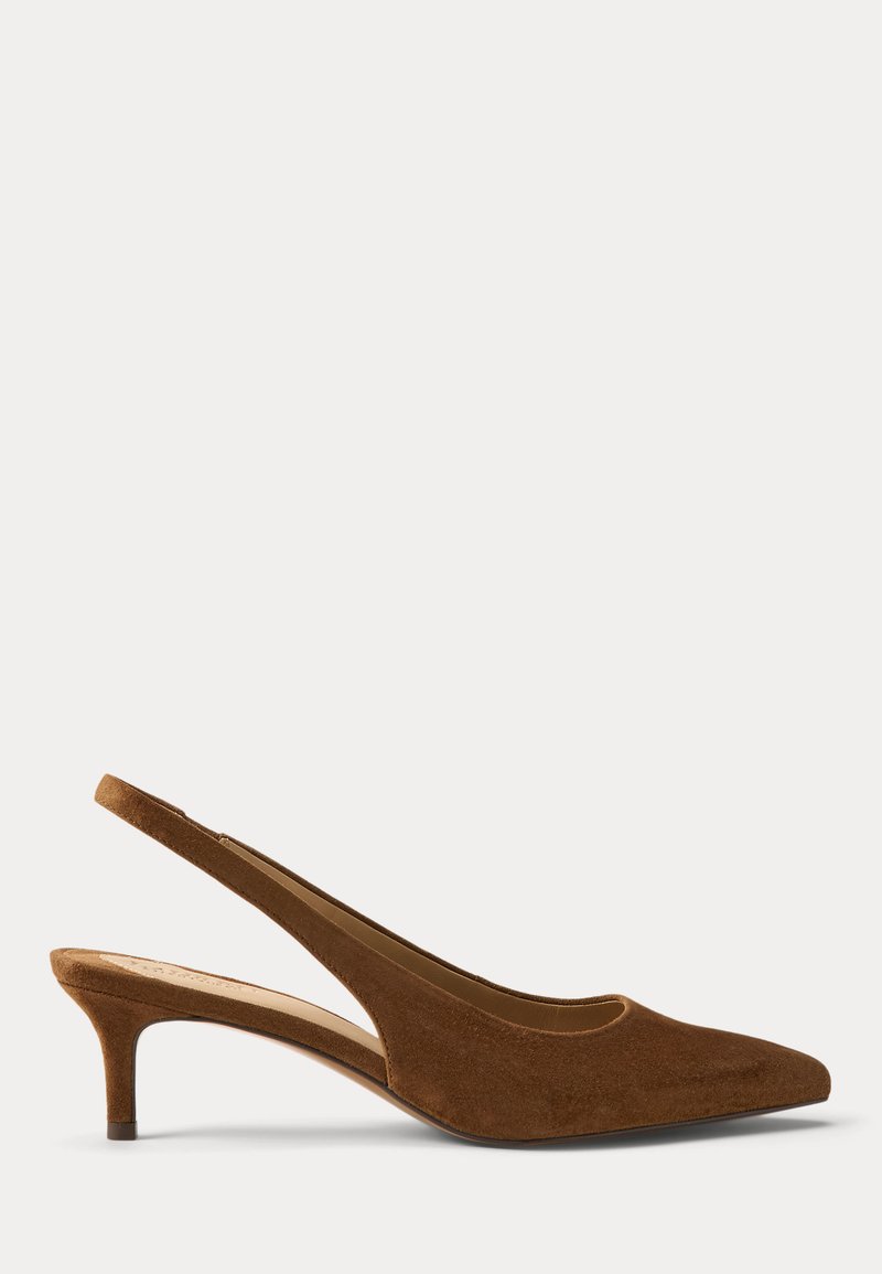 Καφέ suede γόβα slingback με μυτερή μύτη και χαμηλό τακούνι τύπου kitten, σε απλό φωτεινό φόντο.