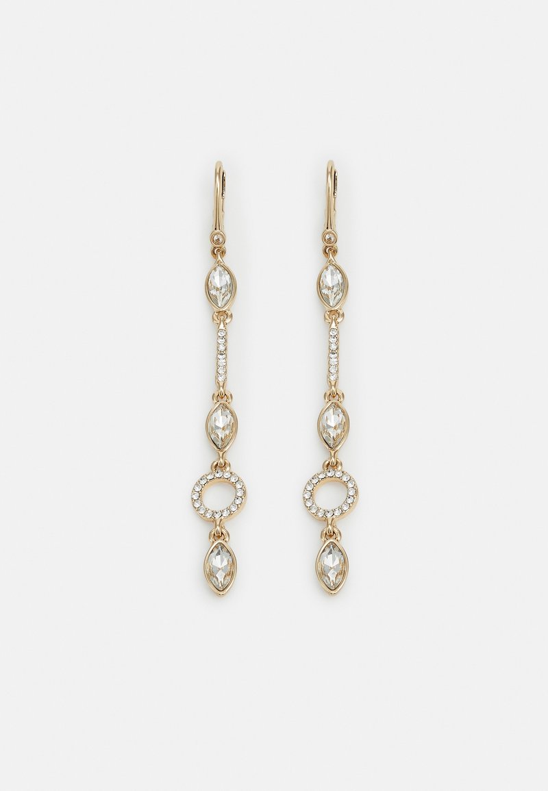 Boucles d’oreilles pendantes dorées avec cristaux taille marquise, un anneau circulaire de petits cristaux et fermoirs à levier sur fond blanc.