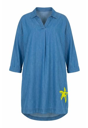 Modré džínové šaty po kolena s ohrnovacími 3/4 rukávy, výstřihem s otevřeným límcem a žlutou grafikou mořské hvězdice blízko spodního okraje na pravé straně.