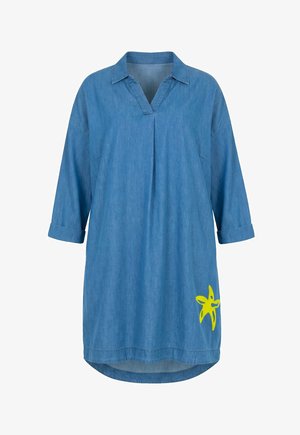 Blaues Jeanskleid knielang mit hochgekrempelten 3/4-Ärmeln, offenem Kragen und gelbem Seestern-Design nahe dem Saum auf der rechten Seite.