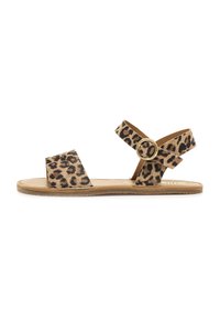 Sandalias de estampado de leopardo con suela plana, correas anchas para el pie y una correa ajustable en el tobillo con un detalle metálico en dorado.