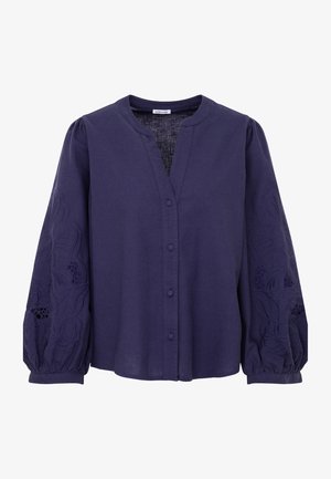 Granatowa lniana bluzka z dekoltem w kształcie litery V, zapinana na guziki z przodu i długimi bufkami, ozdobiona haftem kwiatowym i koronkowymi detalami na mankietach.