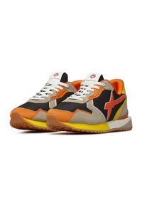 Scarpe sportive multicolori con pannelli neri, arancioni, grigi e gialli. Presentano una tomaia texturizzata, chiusura con lacci e suola in gomma robusta.