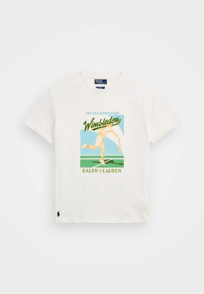 T-shirt branca de manga curta com um gráfico de Wimbledon apresentando um jogador de ténis, realçada com cores verdes e azuis, e um logótipo da Ralph Lauren.
