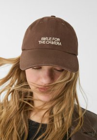 Stradivarius SLOGAN - Cappellino - dark brown