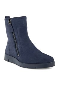 Botas de ante azul marino hasta el tobillo con cremallera lateral, superficie texturizada, puntera redondeada y suela de goma flexible con ranuras horizontales.