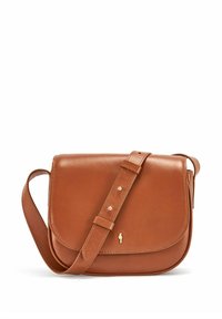 Brązowa skórzana torba crossbody z klapą, regulowanym paskiem, złotymi akcentami i gładką teksturą.