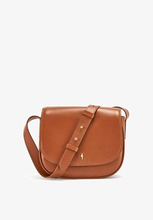 Brązowa skórzana torba crossbody z klapą, regulowanym paskiem, złotymi akcentami i gładką teksturą.