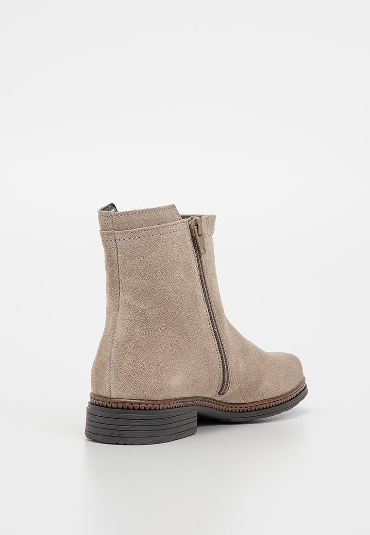 Kozaki za kostkę z taupe zamszu, z bocznym zamkiem błyskawicznym, okrągłym noskiem i słupkiem. Teksturowana powierzchnia z widocznymi szwami i gumową podeszwą.