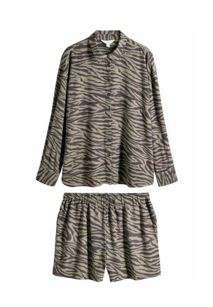 Žirafos rašto laisvalaikio drabužių komplektas žaliai ir smėlinei spalvoms, kuriame yra ilgomis rankovėmis marškiniai su sagomis ir šortai su elastinga juosmena. Lengvas audinys.