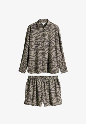 Zebra-Muster Loungewear-Set in Grün und Beige, bestehend aus einem knöpfenlosen Langarmshirt und Shorts mit elastischem Bund. Leichter Stoff.