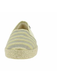 La chaussure espadrille présente un dessus en toile beige avec des rayures dorées métalliques, une semelle en jute tressée et un design à bout rond.