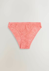 Chiloți bikini din dantelă, în nuanță coral vibrant. Model floral care acoperă țesătura. Părți laterale reglabile pentru potrivire. Finisaj moale și texturat. Fără accesorii vizibile.