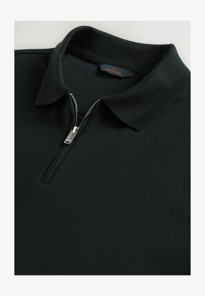 Czarna koszulka polo z zamkiem na kołnierzu, z akcentami ribbingowymi i gładką fakturą. Kołnierz jest usztywniony i starannie wykończony.