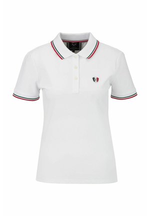 Witte polo met een twee-knopenplist, korte mouwen en groene en rode strepenaccenten op de kraag en de manchetten. Heeft een logo op de borst.