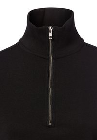Zwarte zip-up trui met hoge kraag, geribbeld textuur en metallic ritsdetail. Zachte stof met een getailleerd ontwerp.
