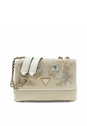 Sac à main beige Guess avec broderie florale en sequins, anses en cuir blanc et détails en chaîne dorée sur fond blanc.