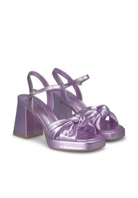 Chunky heeled sandaaltjes in glanzend lavendelkleurig satijn, met een geknoopte voorkant en verstelbare enkelbandjes voor een veilige pasvorm.