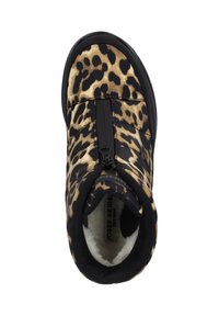 Botas con estampado de leopardo que presentan una parte superior texturizada, acentos en negro y una cremallera frontal. Forro suave y suela acolchada para mayor confort.