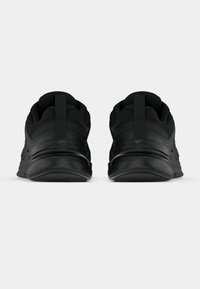 Mustad mustandusked, millel on pehme põhi, tekstureeritud ülemine osa ja taga olev tõmbenöör mugavaks jalga panemiseks. Esiletõstetud on eristuvad õmblused.