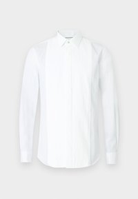 Camicia bianca con maniche lunghe, colletto appuntito, patta frontale con pieghe verticali e trama liscia.