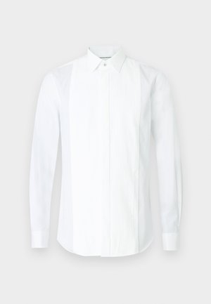 Weißes Hemd mit langen Ärmeln, spitzem Kragen, einer Frontleiste mit vertikalen Falten und glatter Textur.