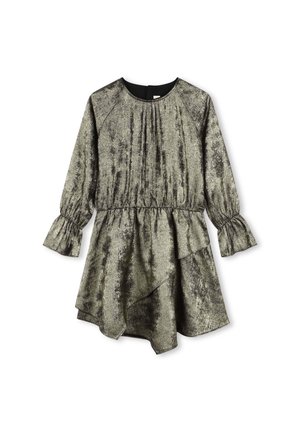 Robe verte métallique avec de longues manches bouffantes, un corsage froncé, un ourlet à volants et un tissu texturé, présentant un design asymétrique.