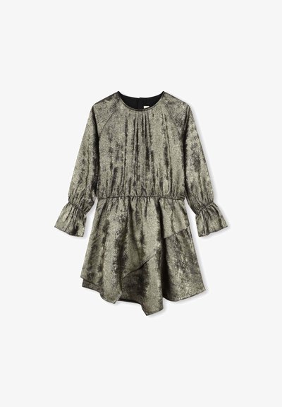 Robe verte métallique avec de longues manches bouffantes, un corsage froncé, un ourlet à volants et un tissu texturé, présentant un design asymétrique.