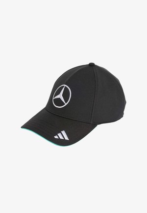 Berretto nero con visiera curva, con logo Mercedes bianco e dettaglio delle tre strisce Adidas bianche sul lato, realizzato in tessuto testurizzato.