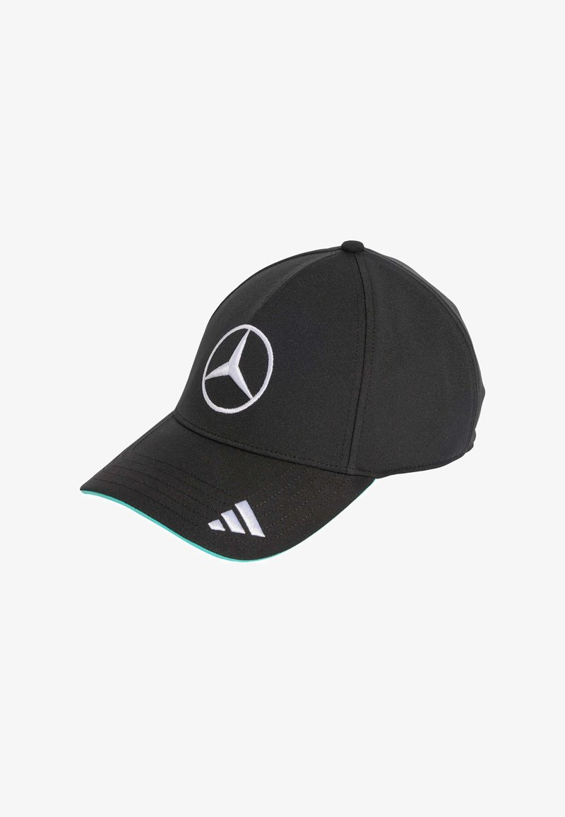 Casquette noire à visière courbée, avec un logo Mercedes blanc et le détail des trois bandes Adidas blanches sur le côté, fabriquée en tissu texturé.