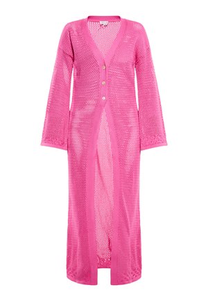 Długi różowy kardigan na szydełku z głębokim dekoltem w szpic, długimi rękawami i zapięciem na guziki; posiada otwarty wzór szydełkowy oraz boczne rozcięcia.