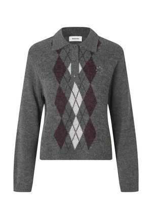 Grijze pullover trui met een kraag, met een argyle patroon in donkerrood, wit en lichter grijs. Lange mouwen, zachte textuur.
