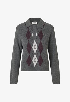 Pull en laine gris avec un col, arborant un motif argyle dans des tons de rouge foncé, blanc et gris clair. Manches longues, texture douce.