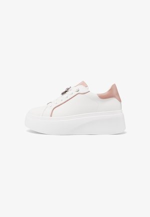 Sneaker bianco con accenti rosa, materiale sintetico liscio, suola piatta bianca, cuciture evidenti e accessori decorativi sui lacci.