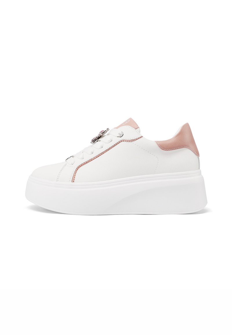 Sneaker bianco con accenti rosa, materiale sintetico liscio, suola piatta bianca, cuciture evidenti e accessori decorativi sui lacci.