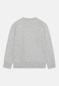 Sudadera gris de cuello redondo con mangas largas, hecha de una tela suave. Presenta un cuello, puños y dobladillo acanalados; textura suave en todo su conjunto.