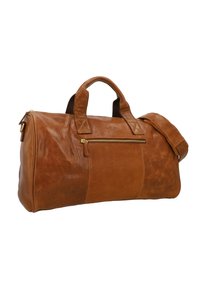 Borsa da viaggio in pelle marrone con due manici, una tasca frontale con zip e una tracolla regolabile su sfondo bianco.