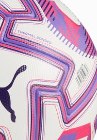 Pallone da calcio bianco con motivi geometrici viola e rosa, logo Puma, codice a barre e testo "THERMAL BONDED".