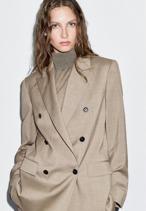 DOUBLE-BREASTED WITH FLAP POCKETS - Blazer - light brown