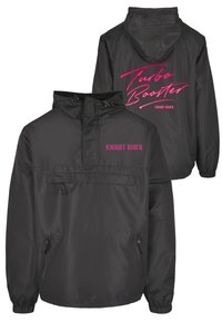 Must must jacket, mille kapuutsiga. Omab roosa "Turbo Booster" ja "KNIGHT RIDER" teksti. Sisaldab eesmist taskut ja elastseid mansette.