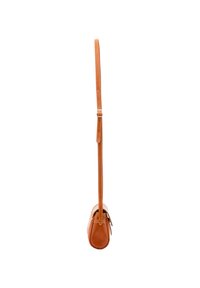 Borsa a tracolla in pelle marrone con texture liscia, lungo manico regolabile e fondo arrotondato. Design minimalista senza hardware visibile.