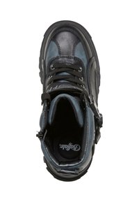 Czarno-niebieskie sneakersy typu high-top z gładką skórzaną cholewką, wyraźnym przeszyciem, wyściełanym kołnierzem oraz podeszwą z solidnym bieżnikiem.