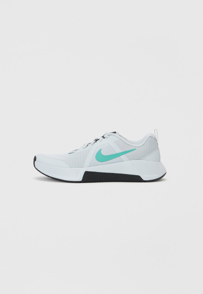 Pantofii sport Nike din material din plasă gri deschis, cu logo-ul swoosh turcoaz, având o talpă din cauciuc texturată neagră și un design cu vârf rotunjit.