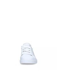 Biele tenisky s hladkým syntetickým zvrškom, okrúlymi špičkami, viazaním vpredu a gumovou podrážkou. Detail zo sieťoviny na jazyku, minimalistický dizajn.