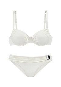 Weißes Bikini-Set mit gepolsterten, unterwired Cups, verstellbaren Trägern und Raffungselementen am Bikiniunterteil, das an der Seite ein Metallelement aufweist.