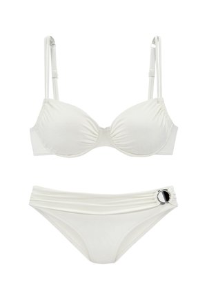 Weißes Bikini-Set mit gepolsterten, unterwired Cups, verstellbaren Trägern und Raffungselementen am Bikiniunterteil, das an der Seite ein Metallelement aufweist.