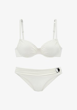 Weißes Bikini-Set mit gepolsterten, unterwired Cups, verstellbaren Trägern und Raffungselementen am Bikiniunterteil, das an der Seite ein Metallelement aufweist.
