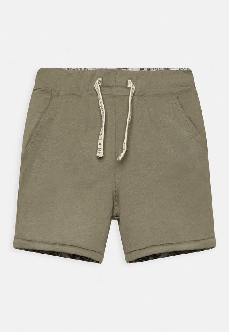 Calções verde-oliva feitos de tecido suave, com uma cintura elástica com cordão, dois bolsos laterais e forro interior estampado.