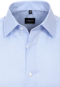 Jasnoniebieska koszula w kratę z kołnierzykiem zapinanym na guziki, białymi guzikami oraz metką z nowoczesnym krojem widoczną wewnątrz kołnierzyka.