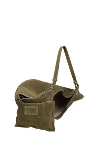 Olijf groene suede schoudertas met een open bovenkant, verstelbare schouderband en een ritsvak aan de zijkant. Textuur oppervlak met subtiele stiksel details.